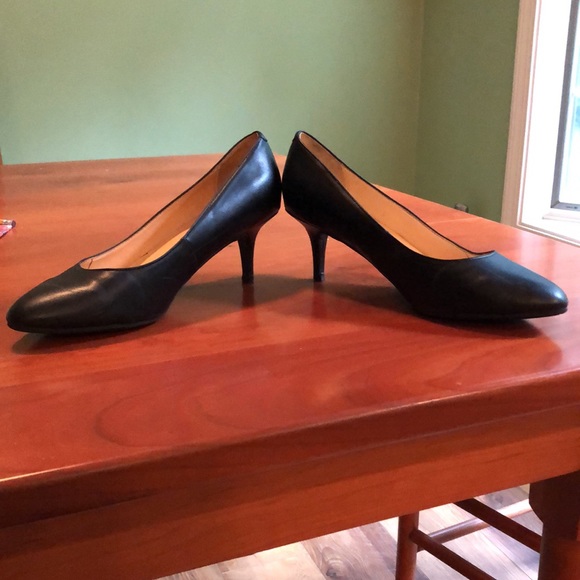 Liz Claiborne Black Pumps - Picture 6 of 6